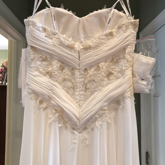 Wedding Dress NWT! - Picture 8 of 12